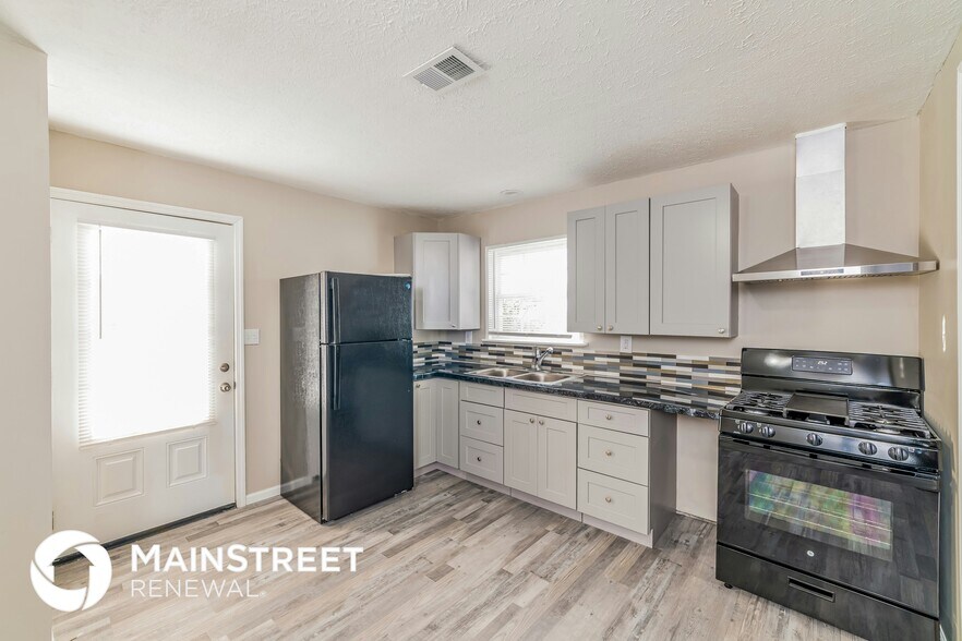 Building Photo - 5810 Alanadale Dr