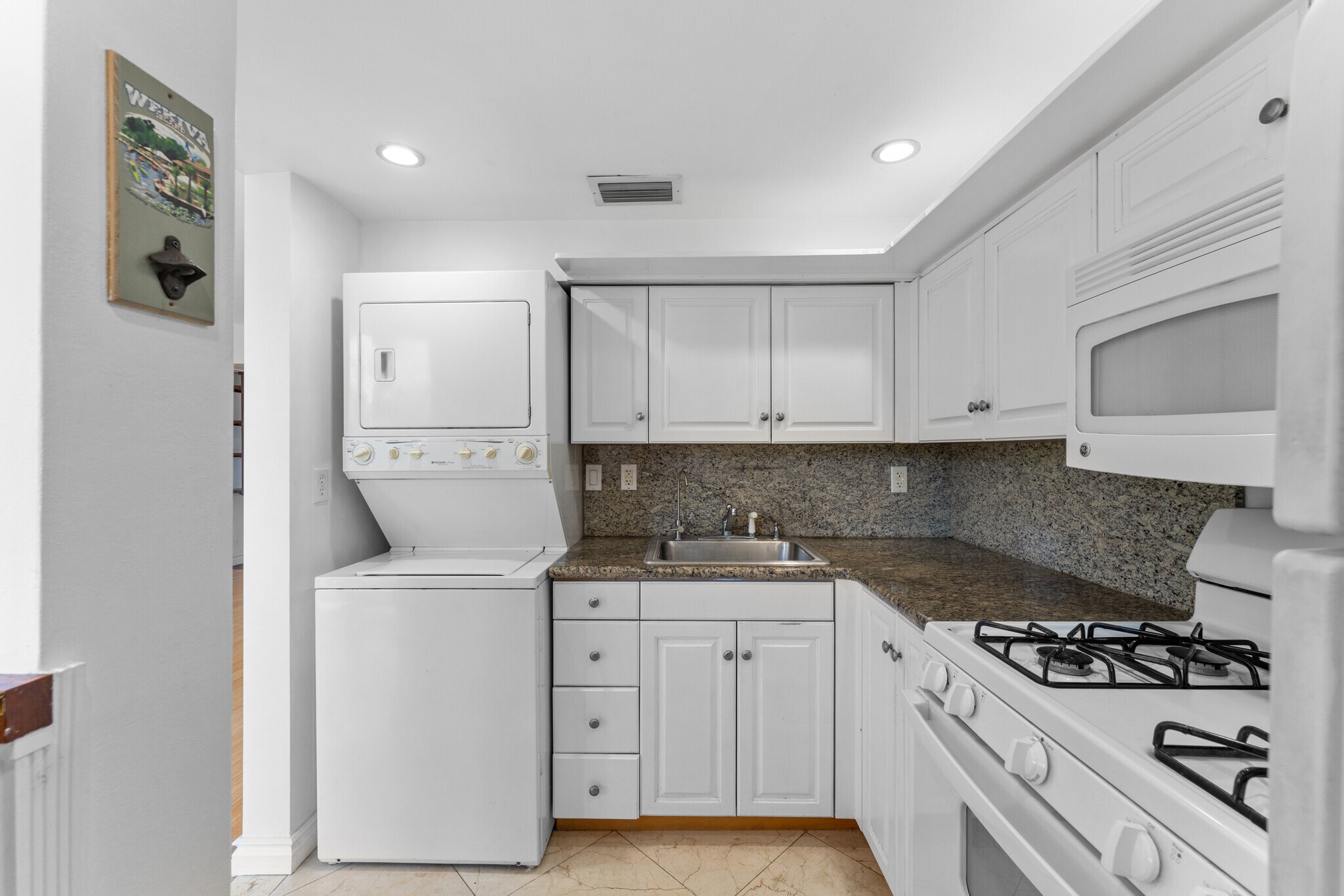 Building Photo - 2539 S Bayshore Dr