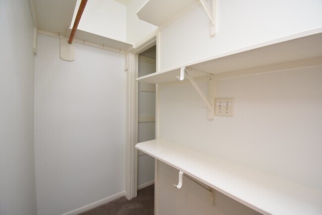Building Photo - 1231 Creekford Cir