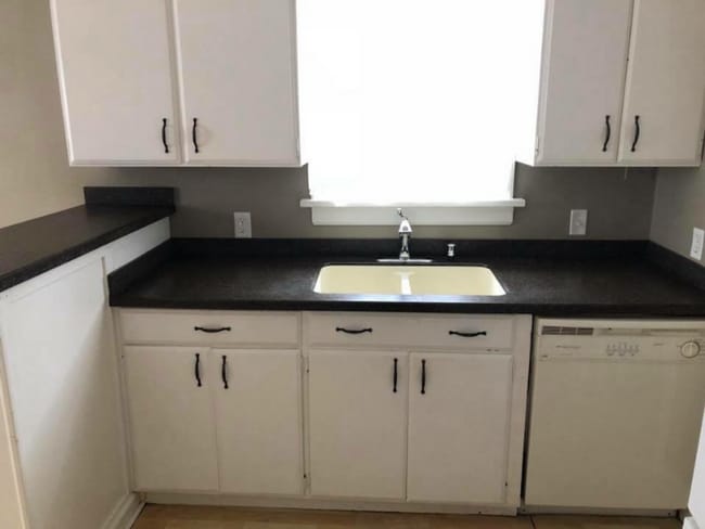 Building Photo - 3 bedroom house - Pet Friendly, Garage, Fenced Yard