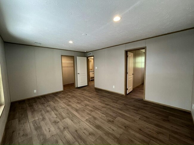 Building Photo - 11 Coach House Ct