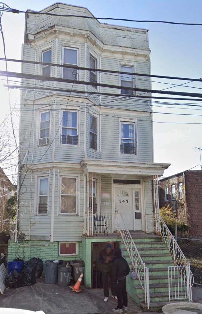 Primary Photo - 147 Bostwick Ave