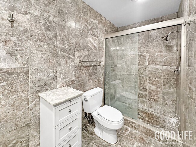 Building Photo - Stunning 2B/2.5BA Townhouse w/ W/D, Private Balconies & Pool!