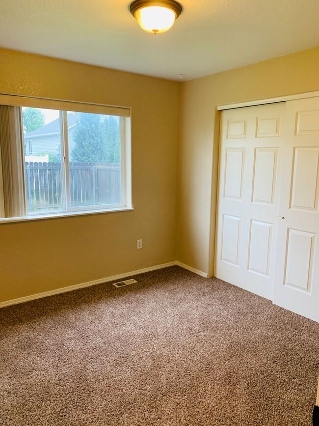 Building Photo - Single Level - 3 Bed - 2 Bath - Pet Friendly