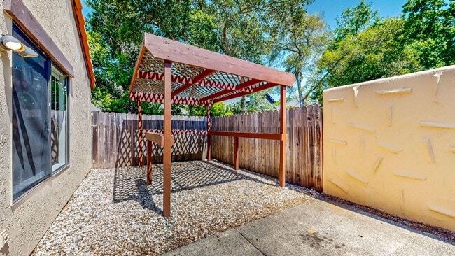 Building Photo - Bright and Beautiful 2 Bedroom 2 Full Bath...