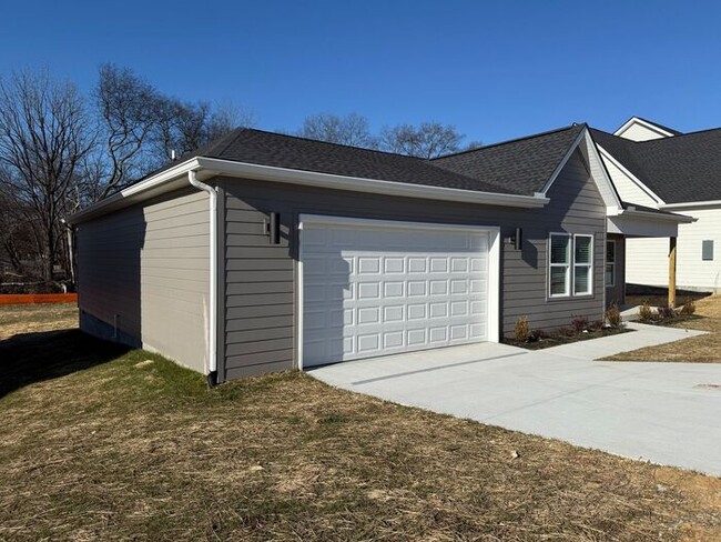 Building Photo - Lovely New Home in Old Hickory