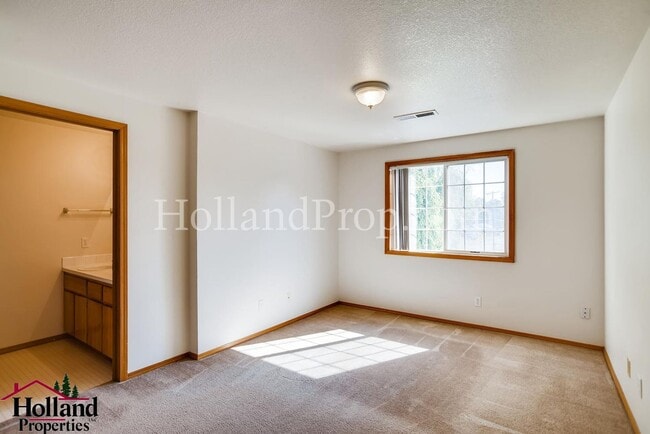 Building Photo - 3901 SW Pinewood Way