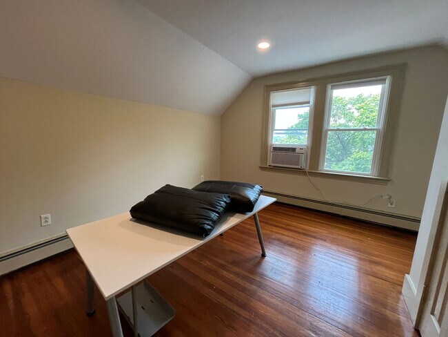 Building Photo - Mansfield Heights | 317-319 Mansfield St.