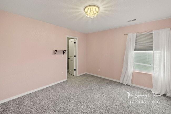 Building Photo - STUNNING 4BD HOME w/ NO ELECTRIC BILL! - Security Deposit Waiver Available