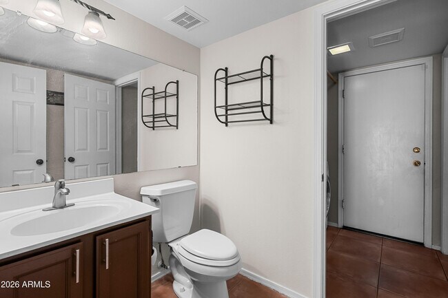 Building Photo - 1227 E Glenhaven Dr