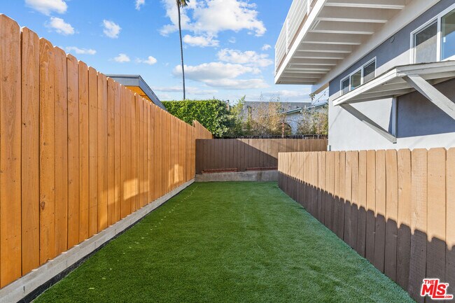 Building Photo - 3647 Grand View Blvd