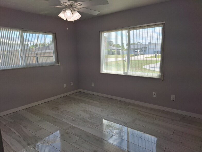 Building Photo - 573 SE Floresta Dr