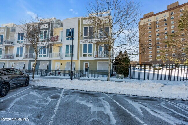 Building Photo - 807 Kingsley St