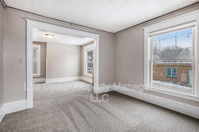 Building Photo - 247 Sweet St NE