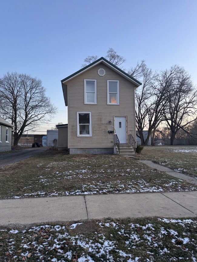 Building Photo - Nice 3 Bedroom Home