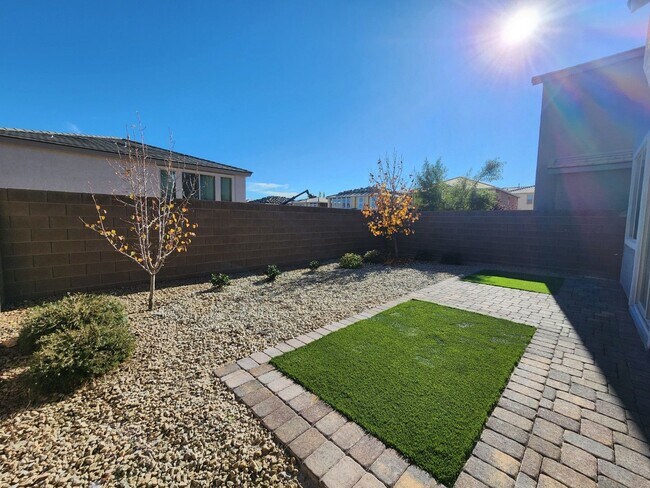 Building Photo - Spring Valley close to Restaurants and Shopping