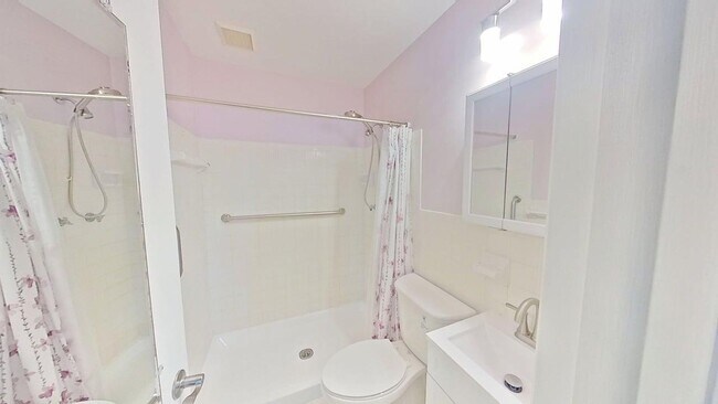 Building Photo - 2-bedroom 2-bathroom Top Corner Unit Condo