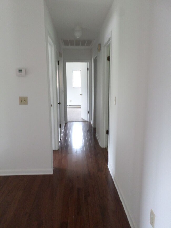 Building Photo - 913 Toms Creek Rd