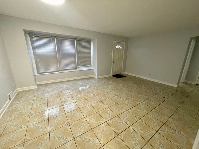 Building Photo - 18626 Golfview Ave