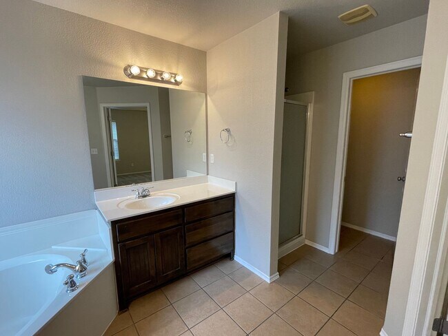 Building Photo - JENKS SCHOOLS - 3 bed with study and formal dining!!