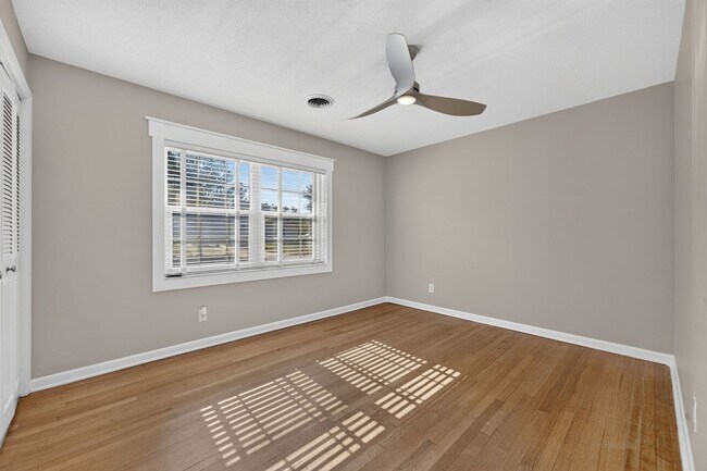 Building Photo - 677 Selkirk Dr