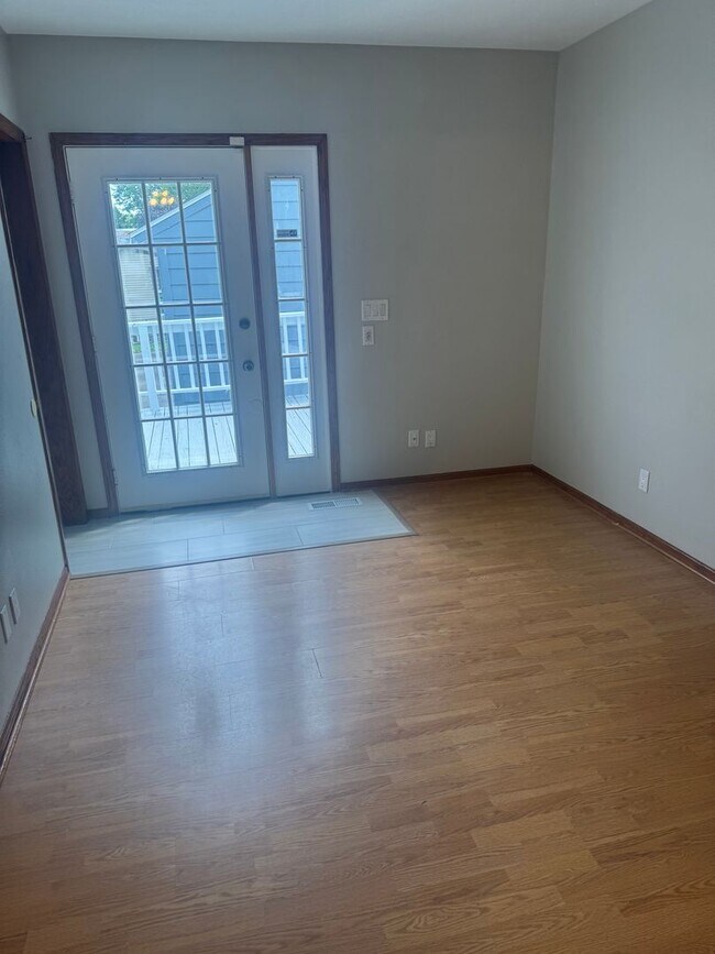 Building Photo - 5-Bedroom, 2-Bath Rental Home in Urbandale...