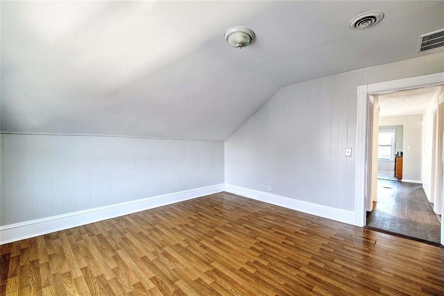 Building Photo - 24 Ida St