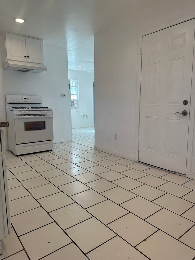 Building Photo - Conveniently Located Home in Modesto