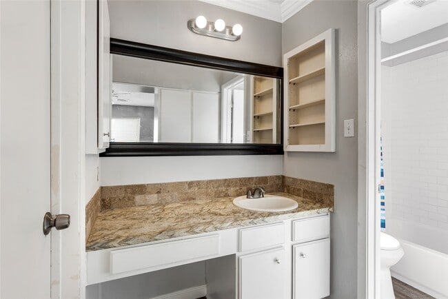 Building Photo - 16962 Glen Eagle Dr N