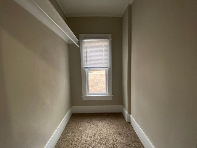 Building Photo - Charming 4 bedroom/2 bath home in Winfield! Coming Available in mid-July!
