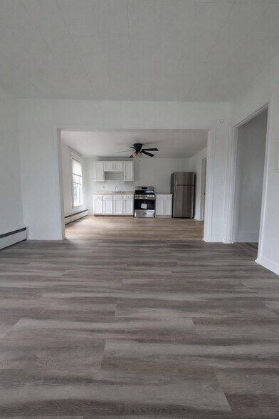Building Photo - 375 N Midler Ave