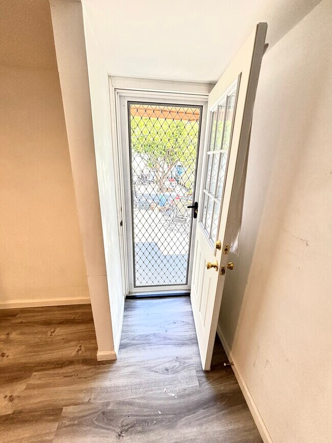 Building Photo - 1851 E 43rd St