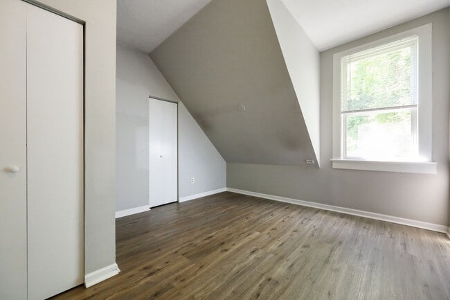 Building Photo - Victorian-style apartment available in the serene SW Hills