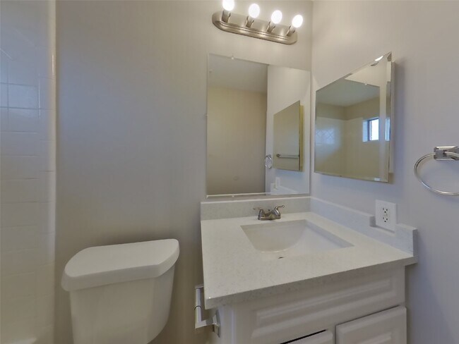 Building Photo - 423 Lazy Ln