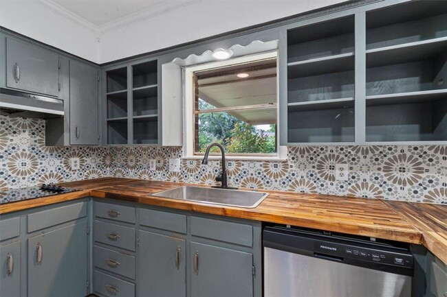 Building Photo - Perfectly Located Home Near Downtown Round...