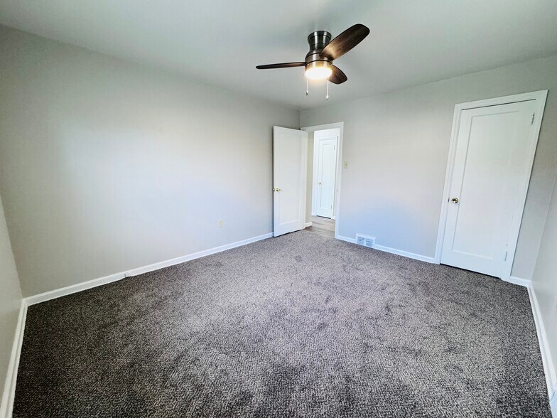 Building Photo - 1220 Colonial Ln