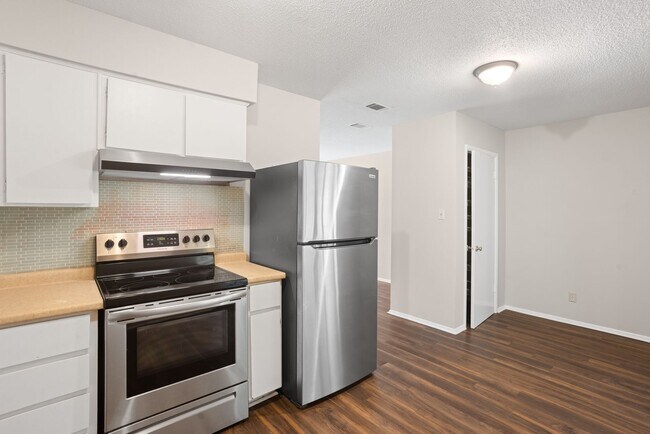 Building Photo - Charming 3 Bedroom/1.5 Bath home on Wilmington Island.