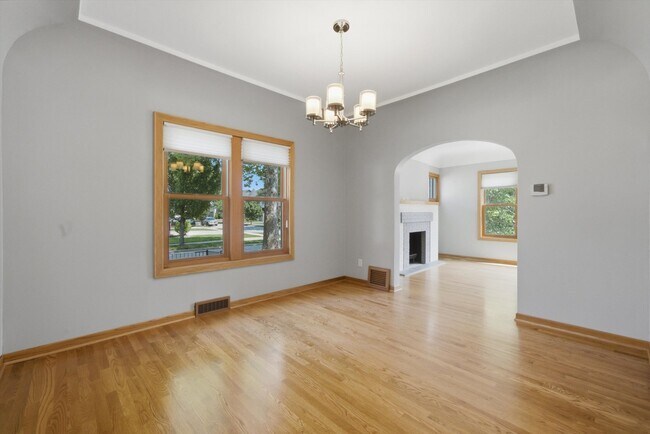 Building Photo - 586 S Hawthorne Ave