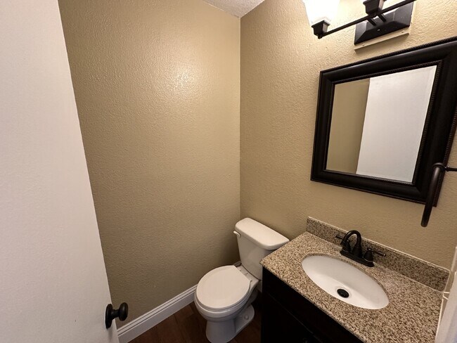 Building Photo - Spacious 3 Bed, 2.5 Bath West Dublin Townh...