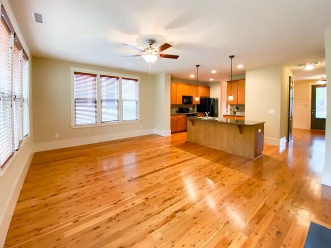 Building Photo - 1181 Great Ridge Pkwy