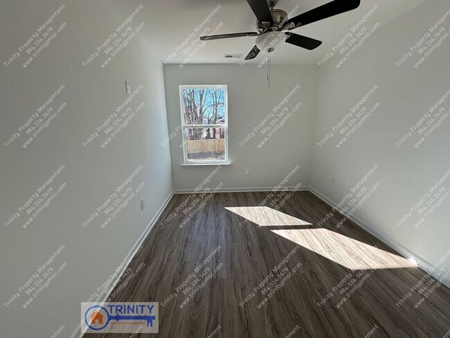 Building Photo - Gorgeous newly built townhome near downtow...