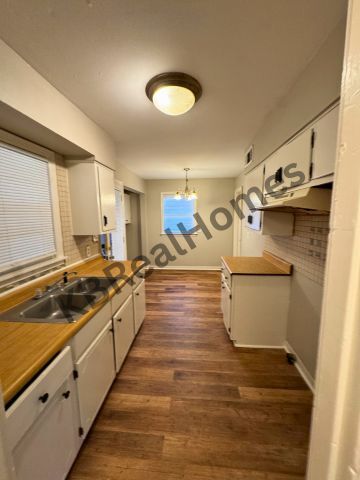 Building Photo - 1938 Gayle Ave