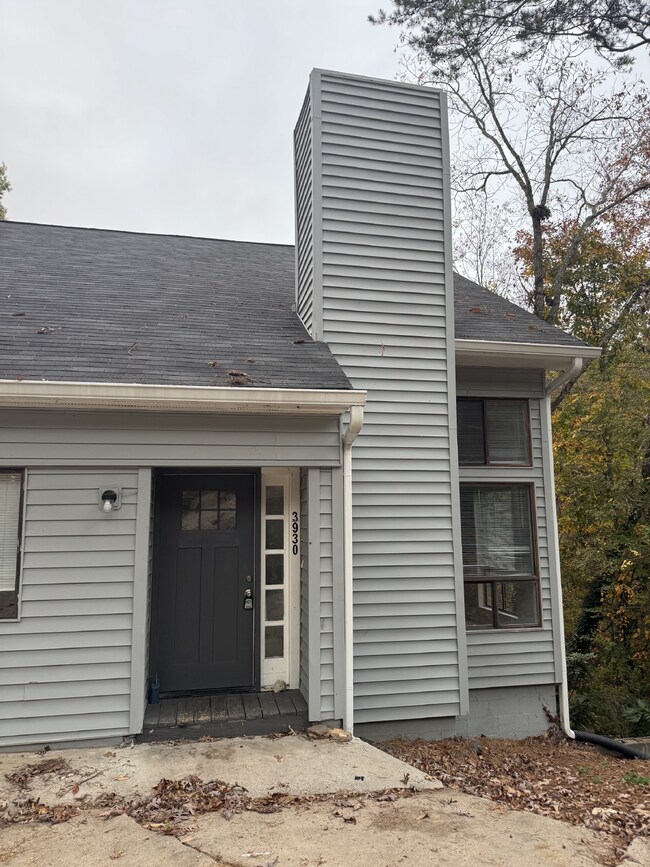 Building Photo - North Hall Duplex Available Immediately!