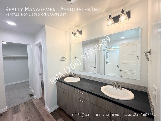 Building Photo - 3781 W La Brea Dr