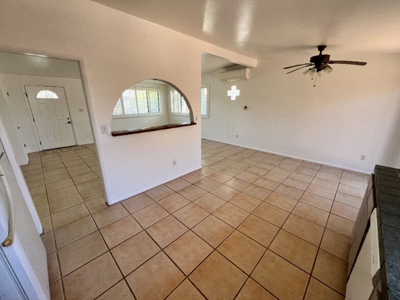Building Photo - 801 E Holaway Dr