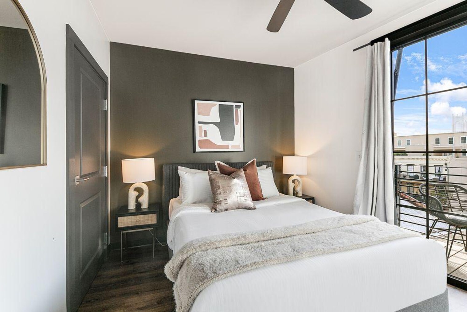 Building Photo - 611 Commerce St