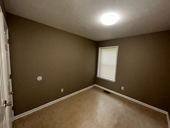 Building Photo - Newly Renovated 2 BR/1BA