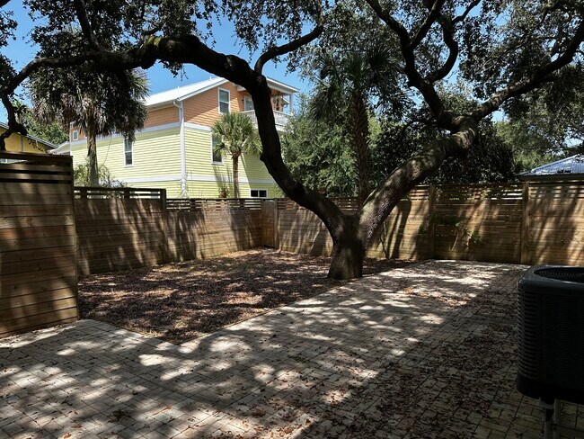 Building Photo - 208 A St