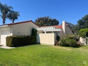 Building Photo - 2+bd/1ba Single Story Duplex Minutes Drive...