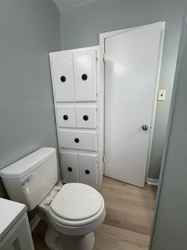 Building Photo - Amazing 4 bedroom/2 bath Home with Fireplace and Central Air & Heat!